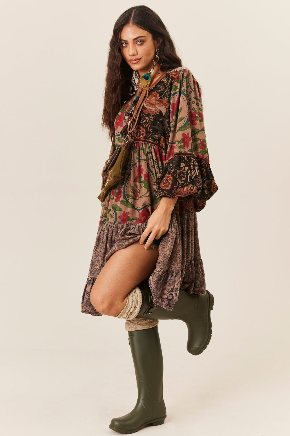 Vestido Curto Amplo Com Veludo E Pompons Marrom Patchwork Yacamim E5