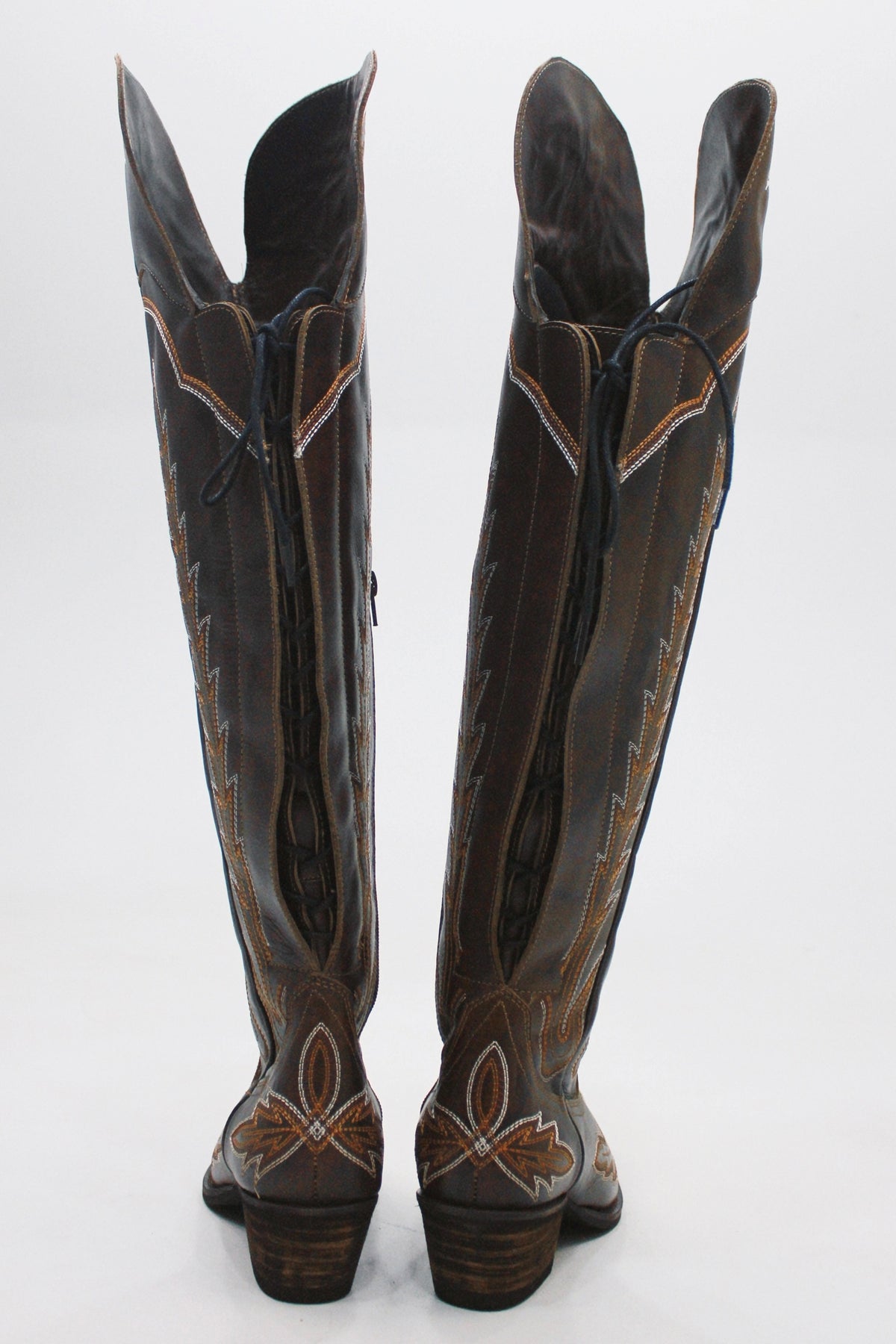 Bota Cano Alto 52cm Bordada Marrom Yacamim #471