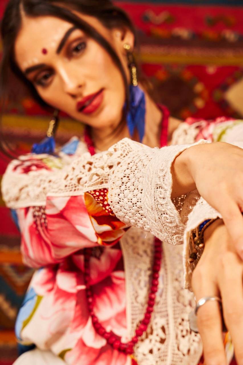 Yacamim Printed Beige Wide Shirt With Long Sleeves and Lace Details<br />