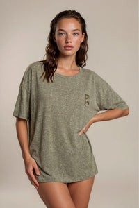 Blusa Básica Verde Oliva Estampada Nas Costas Coleção Peru Yacamim K12