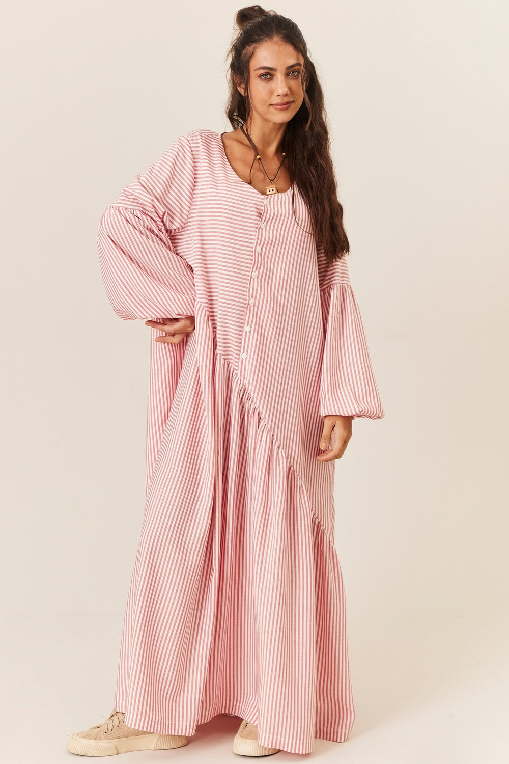 Vestido Longo Amplo Com Recorte Transversal Rosa Listrado Yacamim E19
