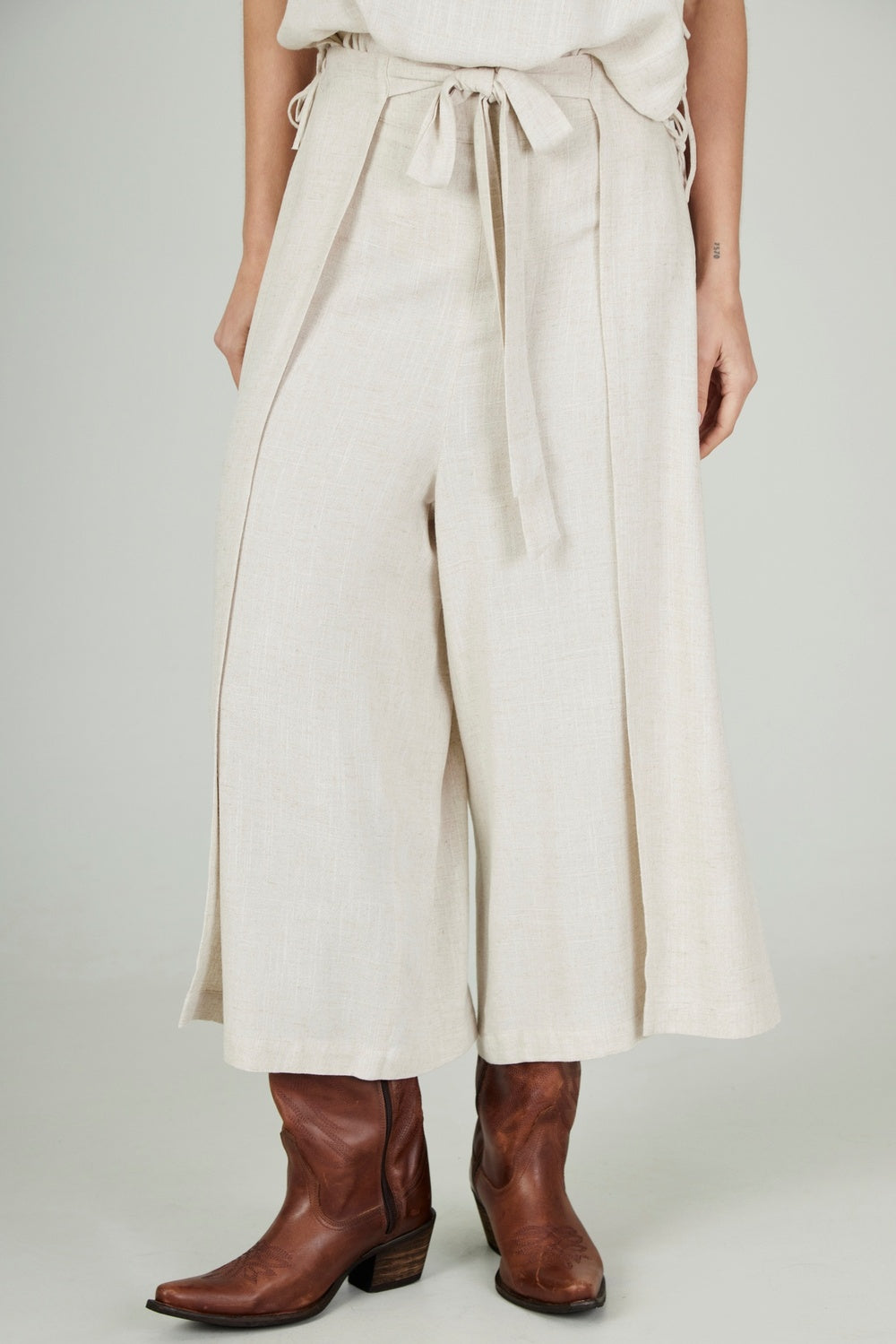 Yacamim Beige Viscose Linen Pantacourt with Overlay G4