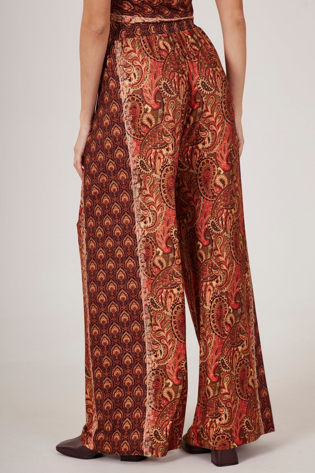 Calça Pantalona Terracota Estampa Paisley Yacamim A6