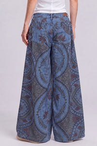 Calça Jumbo Jeans Azul Estampa Paisley Yacamim R8