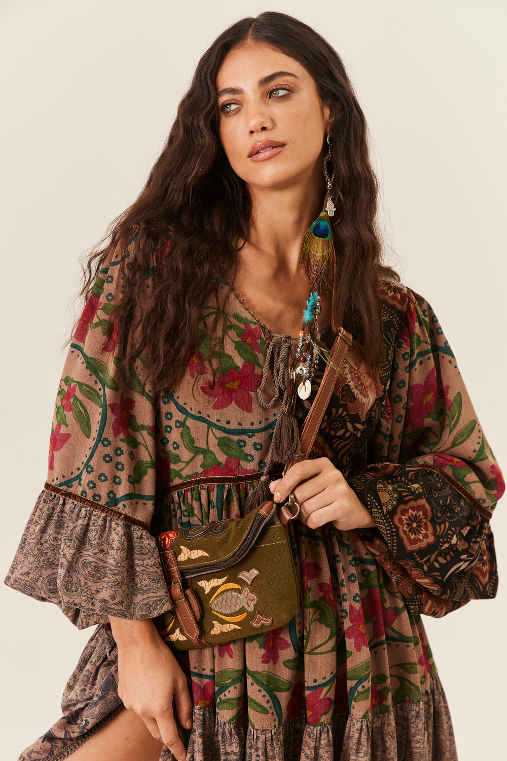 Vestido Curto Amplo Com Veludo E Pompons Marrom Patchwork Yacamim E5