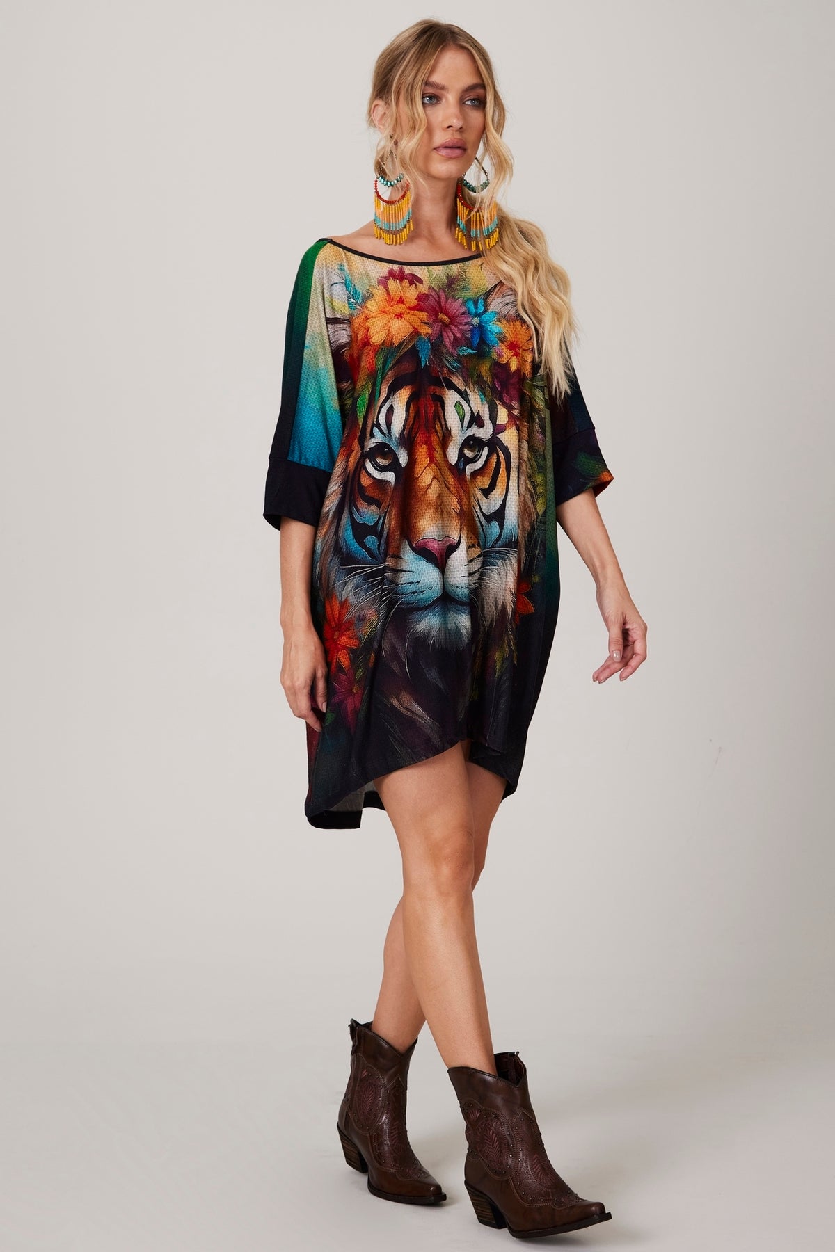 Black Elongated T-shirt with Exclusive Yacamim Tiger Print B4