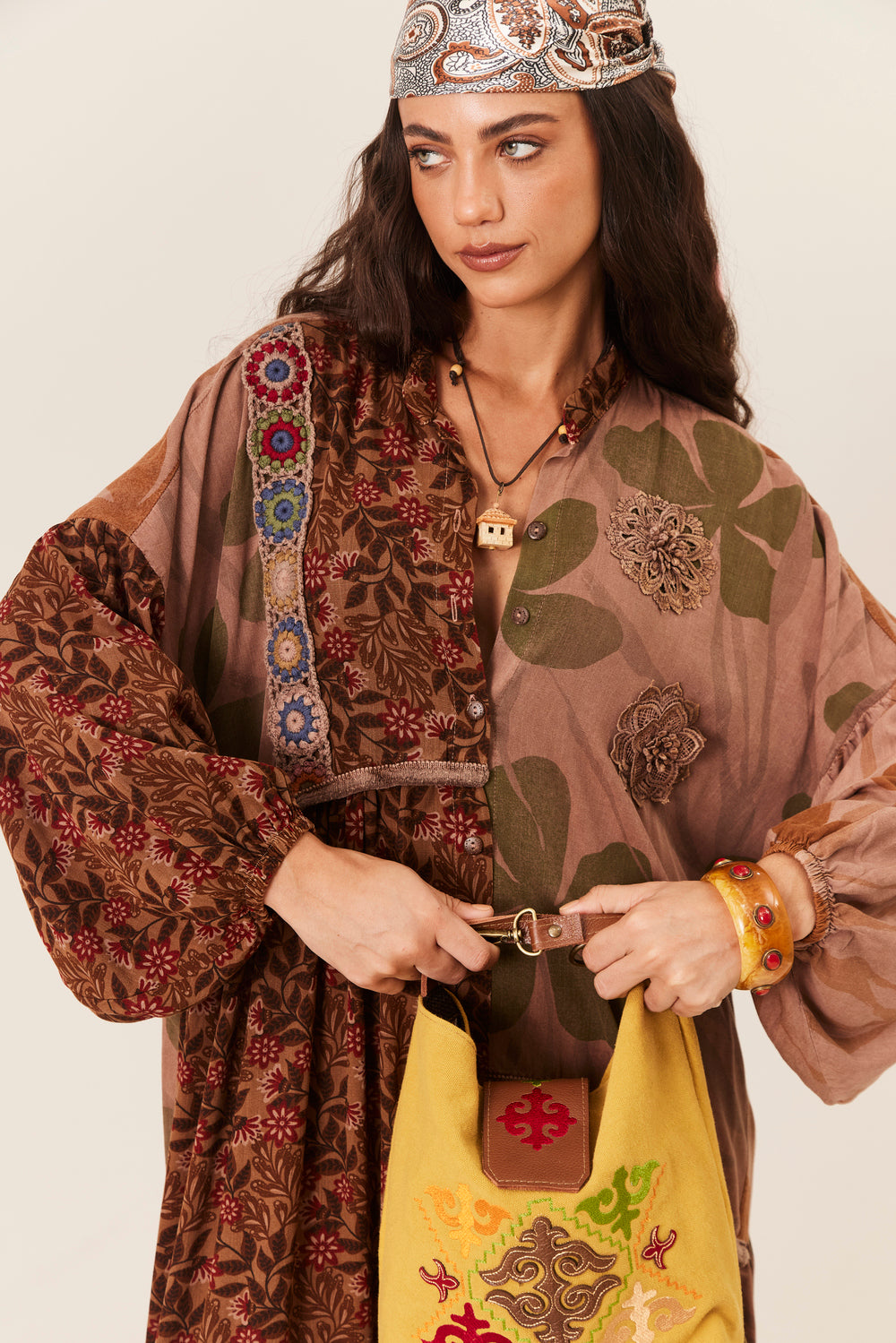 Vestido Longo Amplo Com Flores Bordadas Marrom Patchwork Yacamim D8