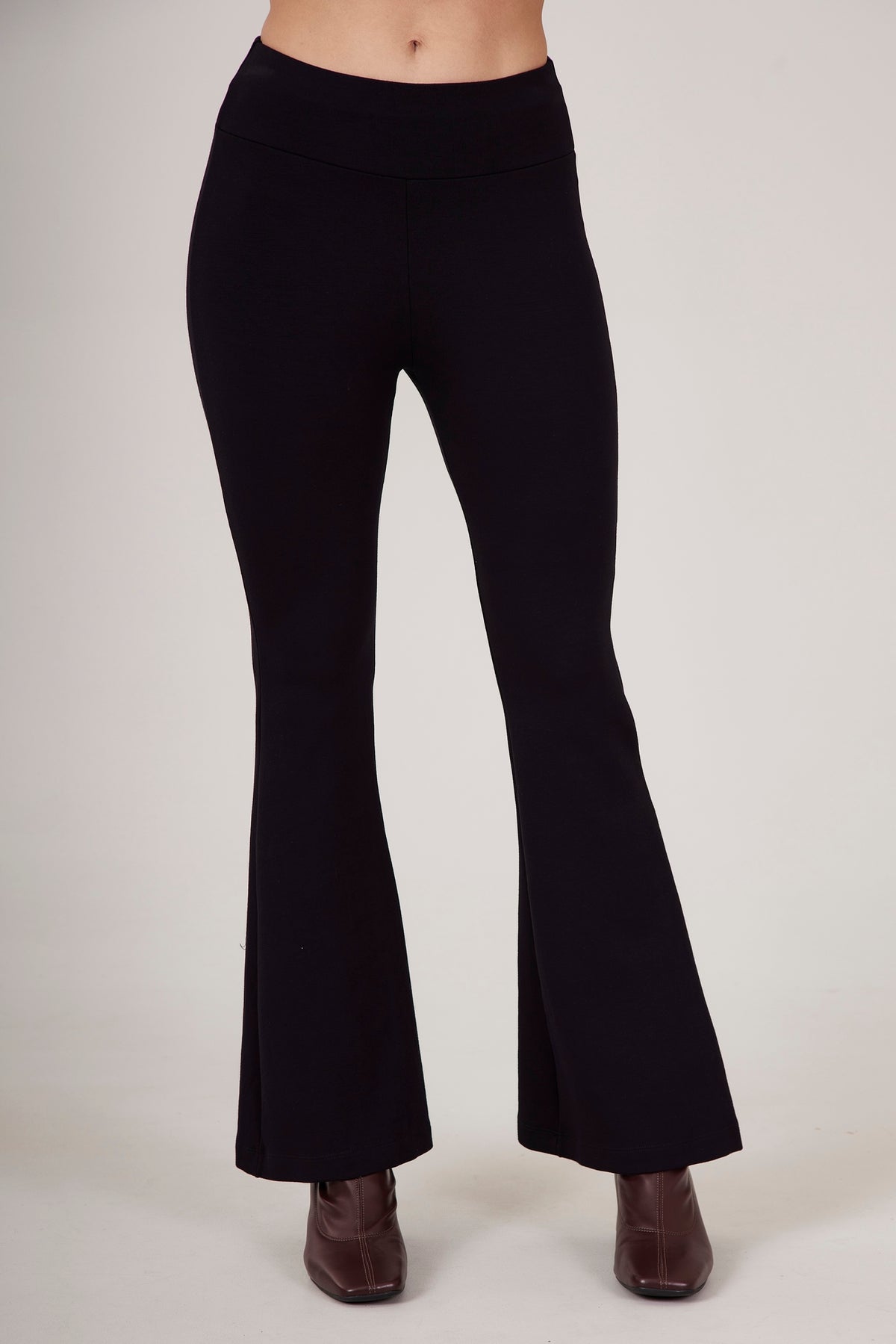 Calça Flare Sem Bolsos Preta Yacamim H7/8 Liso