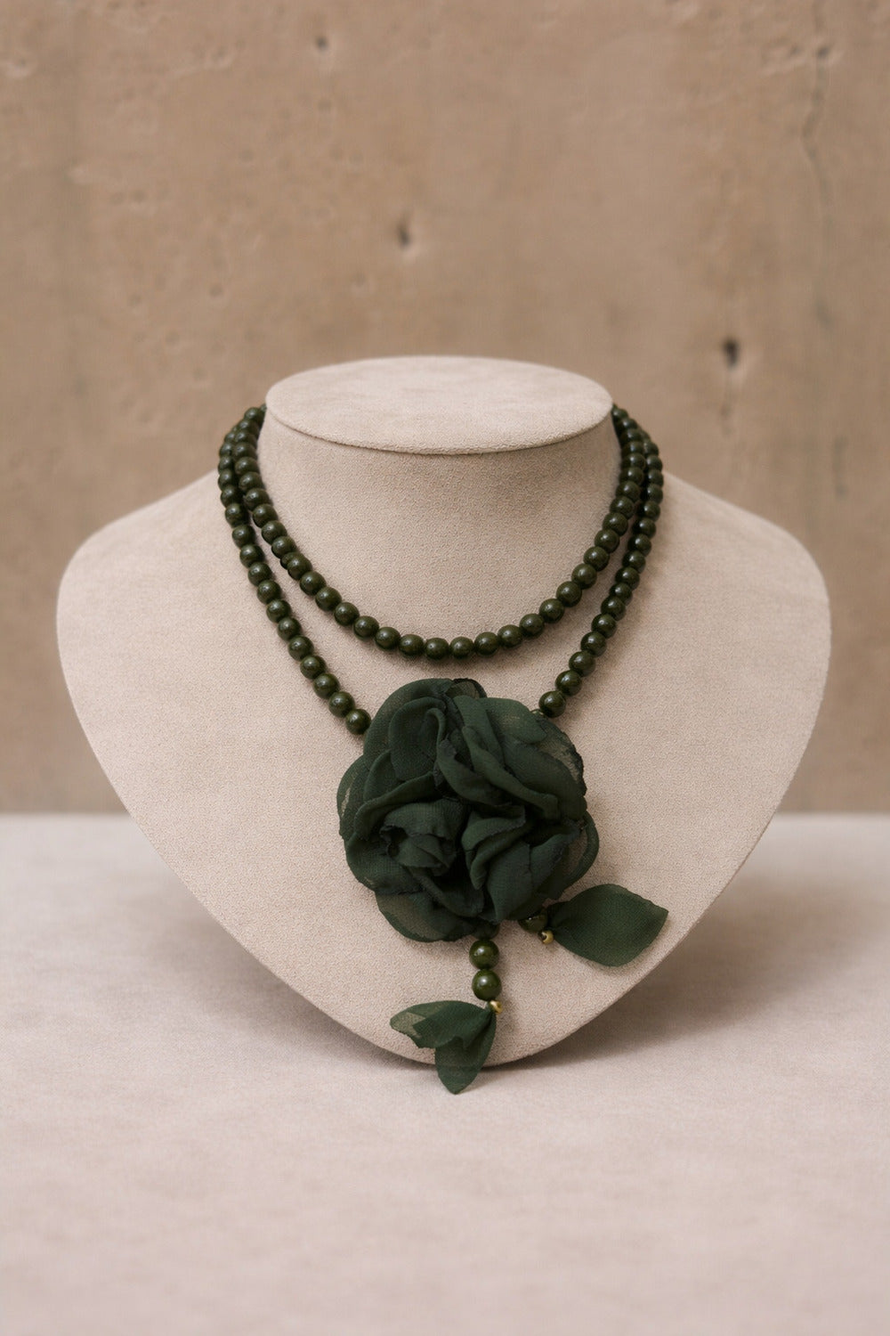 Colar Ave Maria Com Flor Verde Escuro Antigo Yacamim #1009
