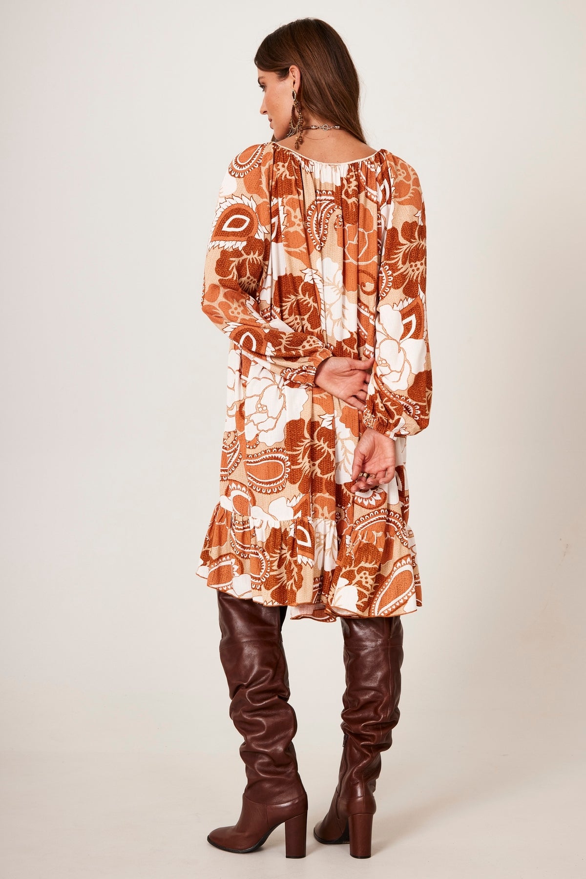 Vestido Curto Com Mangas Longas Marrom Estampado Yacamim C16