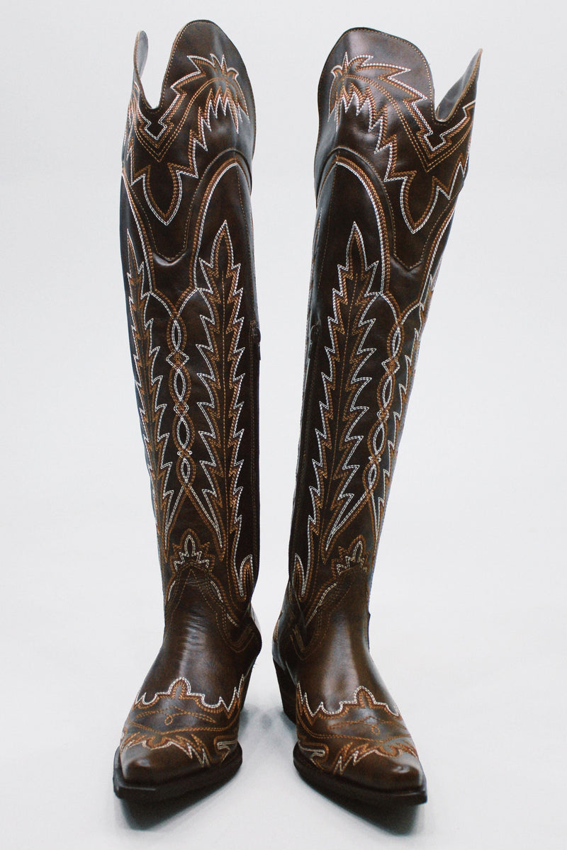 Bota Cano Alto 52cm Bordada Marrom Yacamim #471