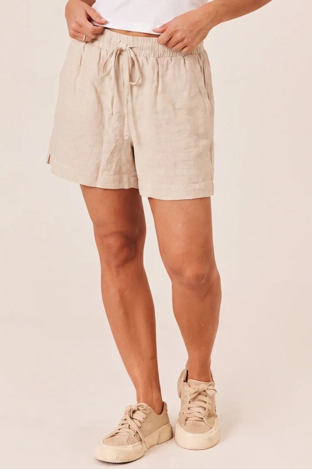 Shorts De Viscolinho Com Bolsos Bege Yacamim A15