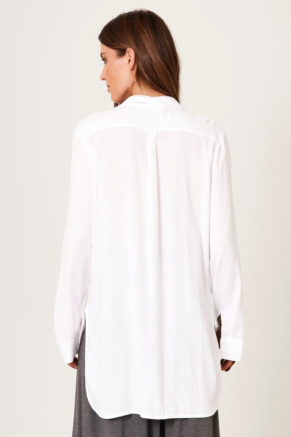 Yacamim White Solid Elongated Shirt With Rounded Hem A6
