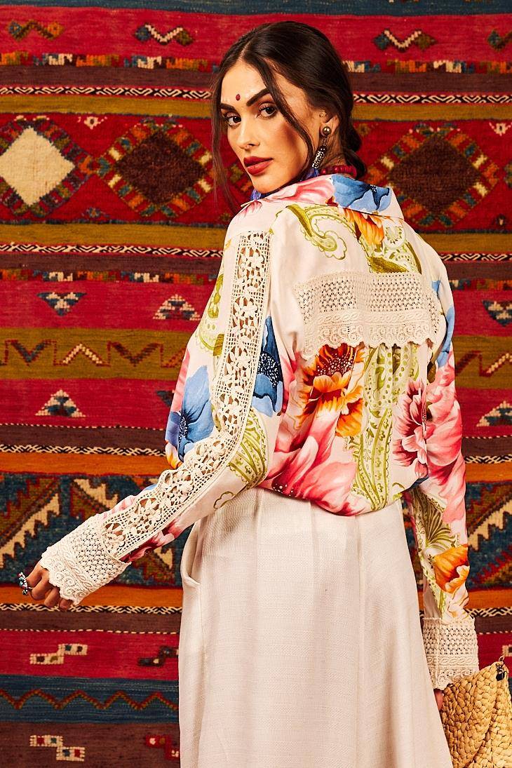 Yacamim Printed Beige Wide Shirt With Long Sleeves and Lace Details<br />