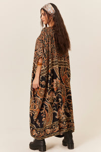 Kaftan Amplo Midi Preto Estampa Paisley Yacamim J10