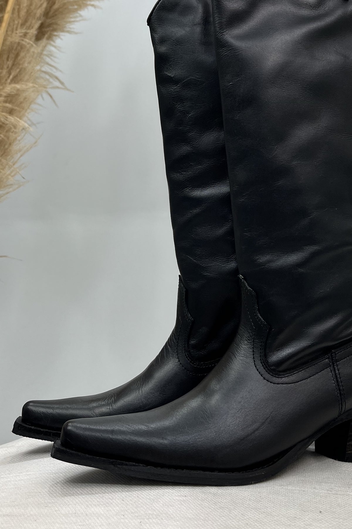 Yacamim Black Leather Pointed-Toe High-Shaft Boots #127