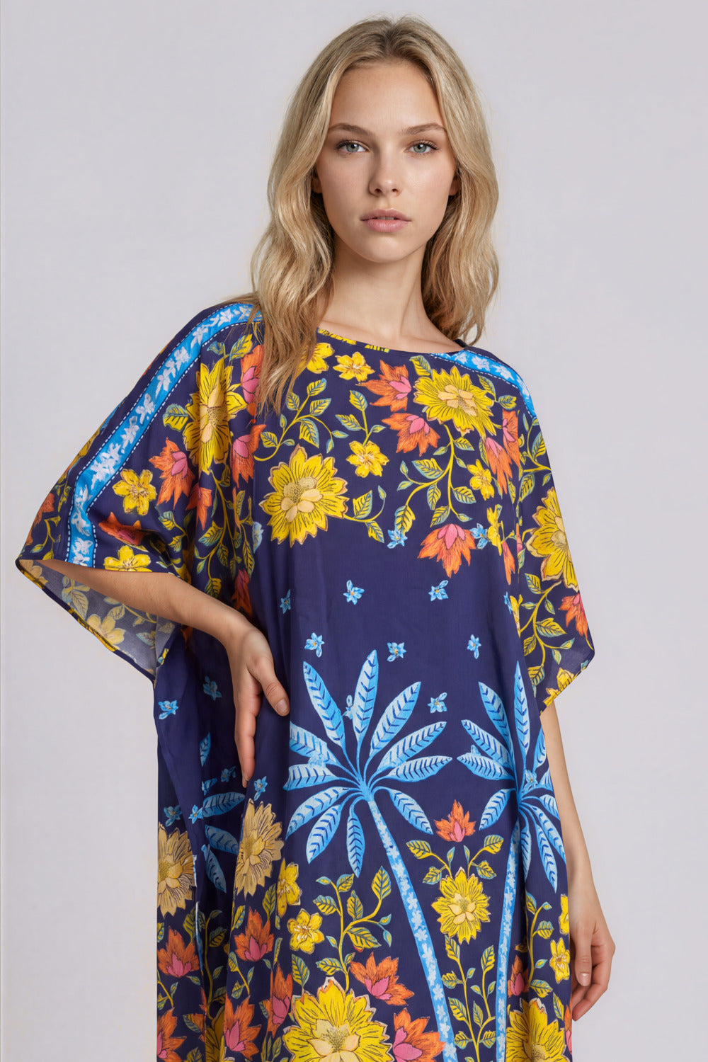 Kaftan Amplo Midi Decote Canoa Azul Marinho Estampado Yacamim J9