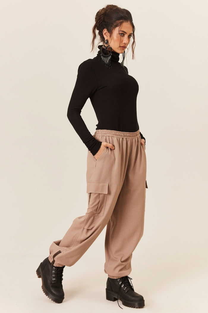 Calça Cargo De Viscolinho Com Bolsos Marrom Claro Yacamim T4