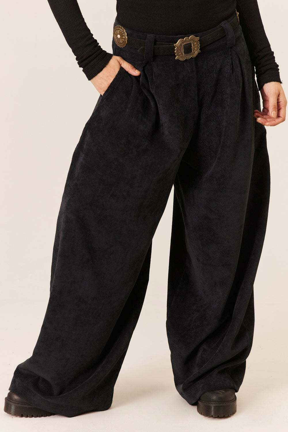 Calça Canelada Com Bolsos Preta Yacamim G1