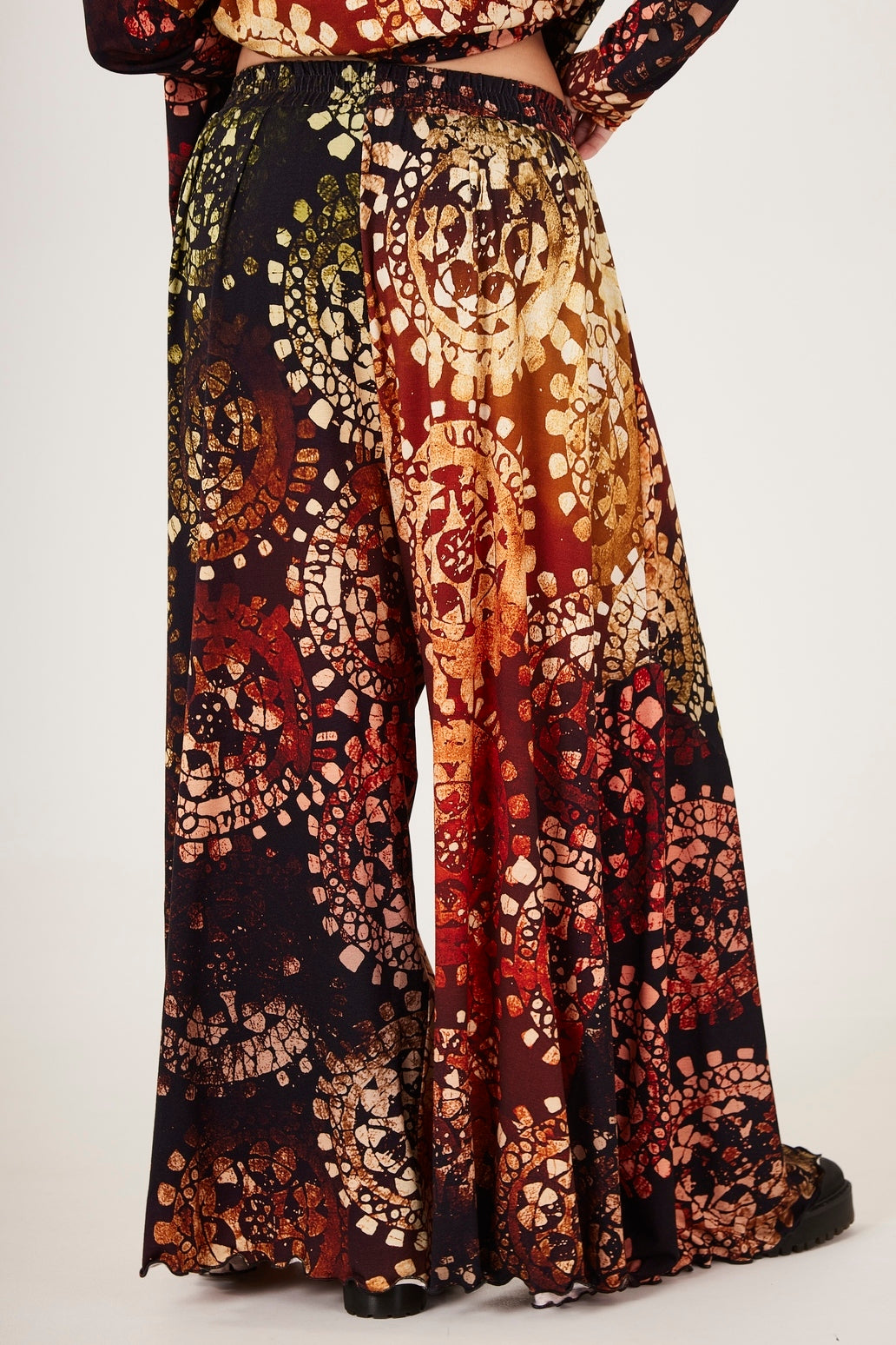 Calça Pantalona Estampa Digital De Batik Yacamim I8