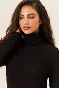 Blusa Canelada Com Gola Alta Mangas Justas Preta Yacamim S9