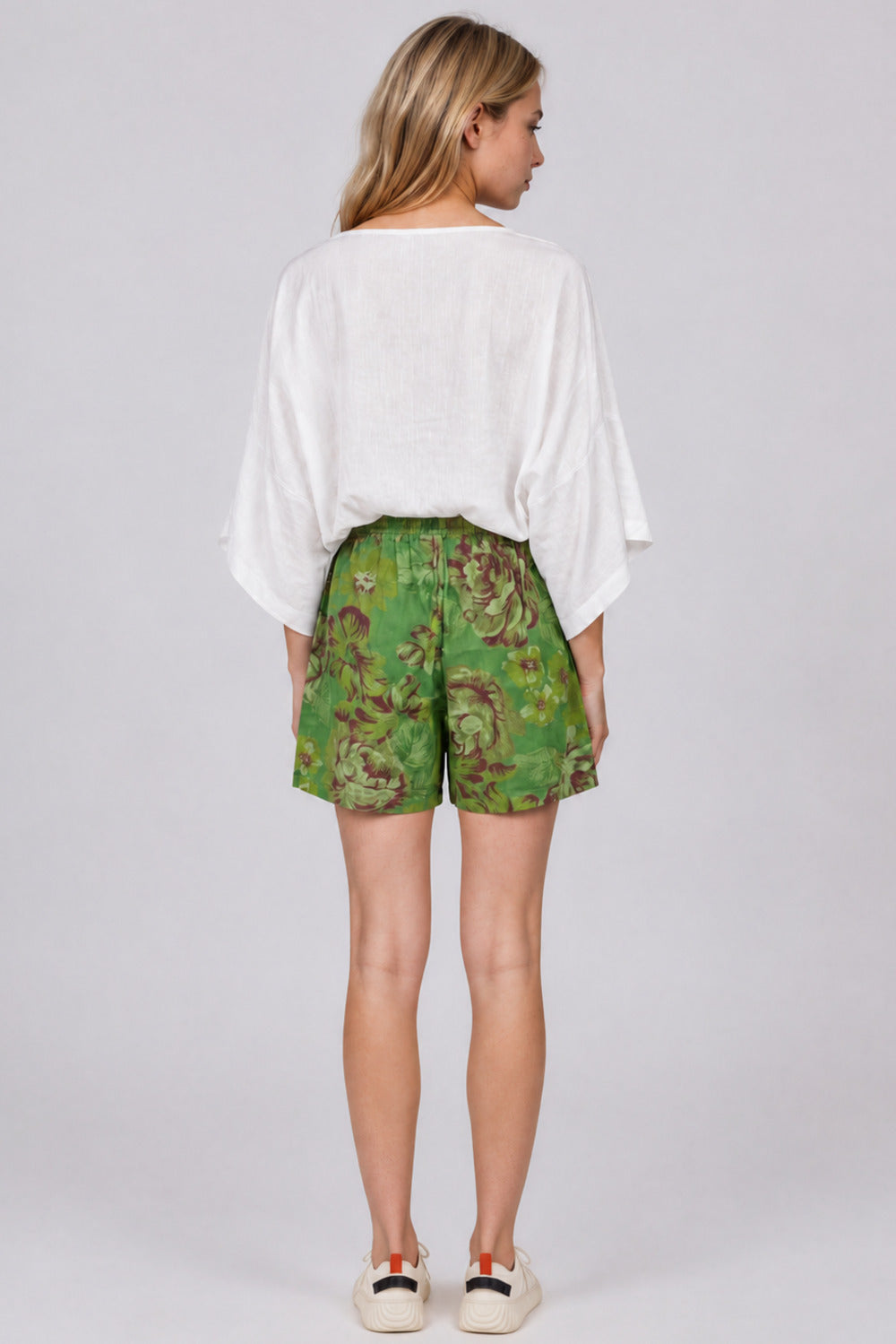 Shorts De Chita Com Flores Bordadas Verde Estampado Yacamim T10