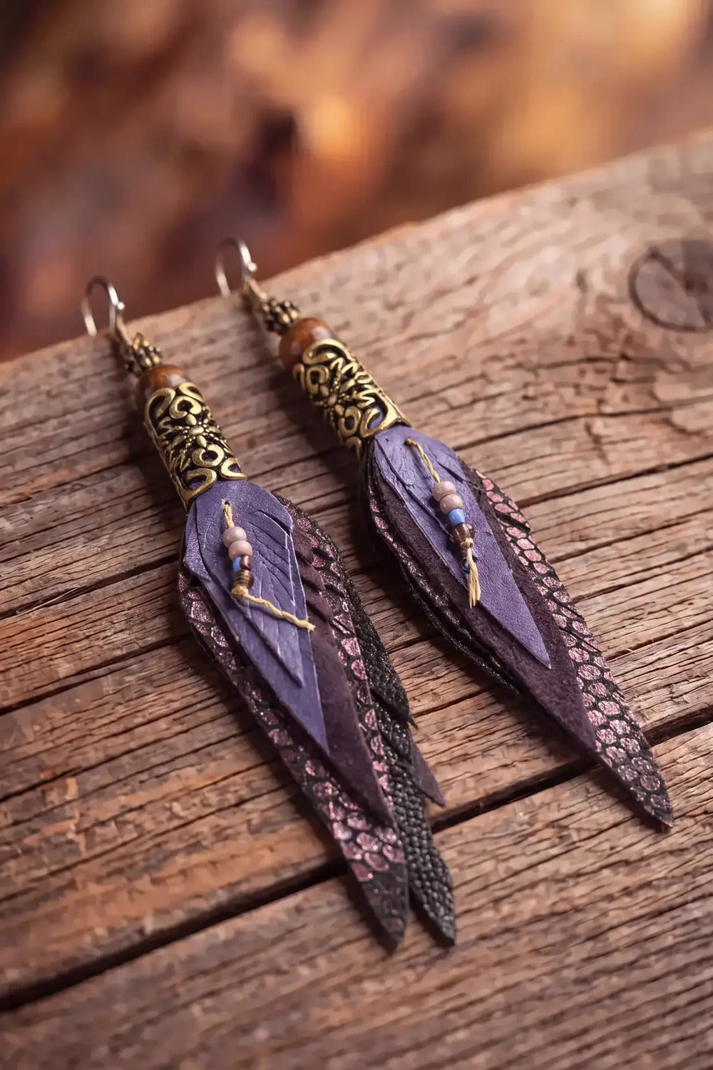 Brinco Artesanal De Couro Roxo Com Metal Trabalhado Yacamim #1195