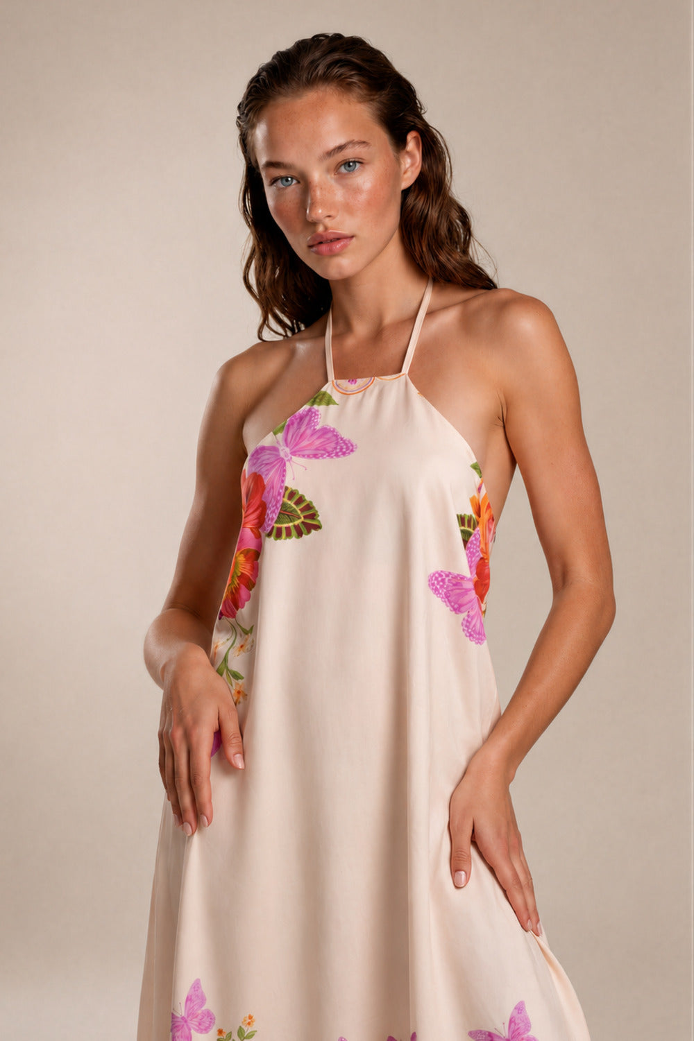 Vestido Longo Frente Única Bege Floral Com Borboletas Yacamim E6