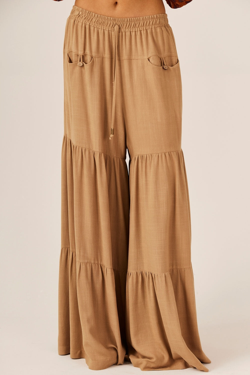 Calça Pantalona Com Franzidos Bege Escuro Yacamim H3