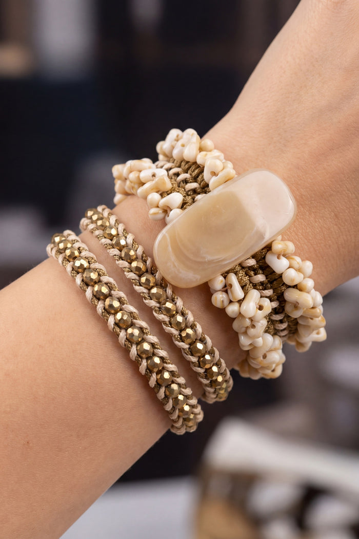 Kit De Pulseiras Com Mix De Pingentes Bege Yacamim #1046