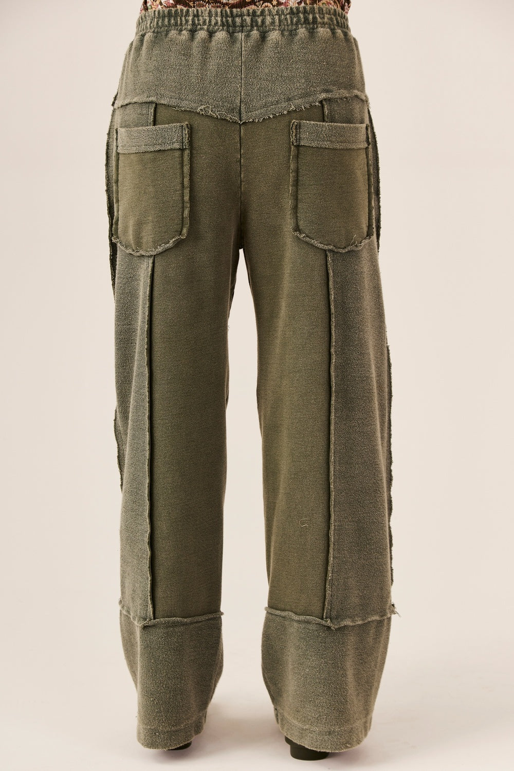 Calça De Moletom Com Recortes E Bolsos Verde Yacamim T2