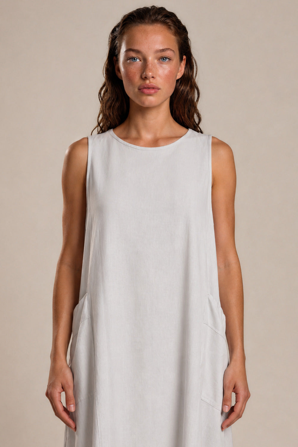 Vestido Regata Midi Viscolinho Com Bolsos Cinza Claro Yacamim E14