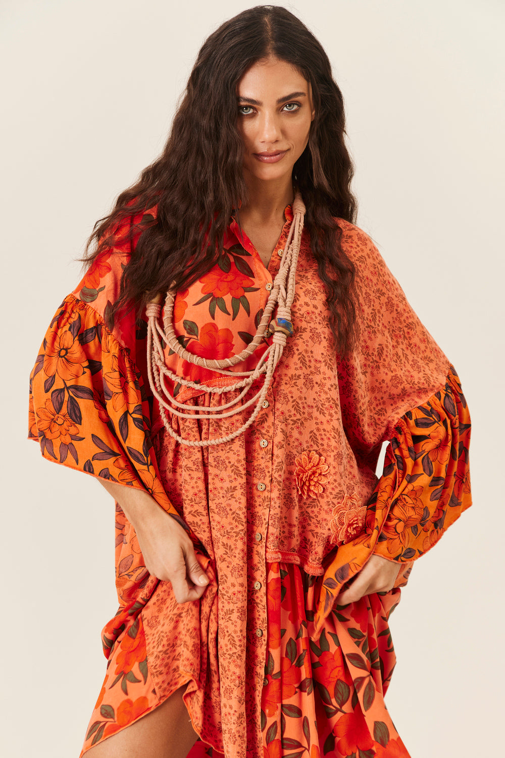 Vestido Curto Amplo Com Flores Bordadas Salmão Patchwork Yacamim C25