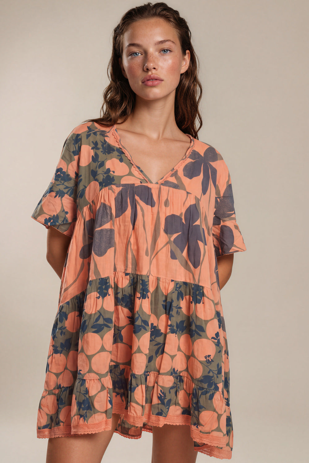 Vestido Curto Com Decote Em V Salmão Estampado Yacamim D25