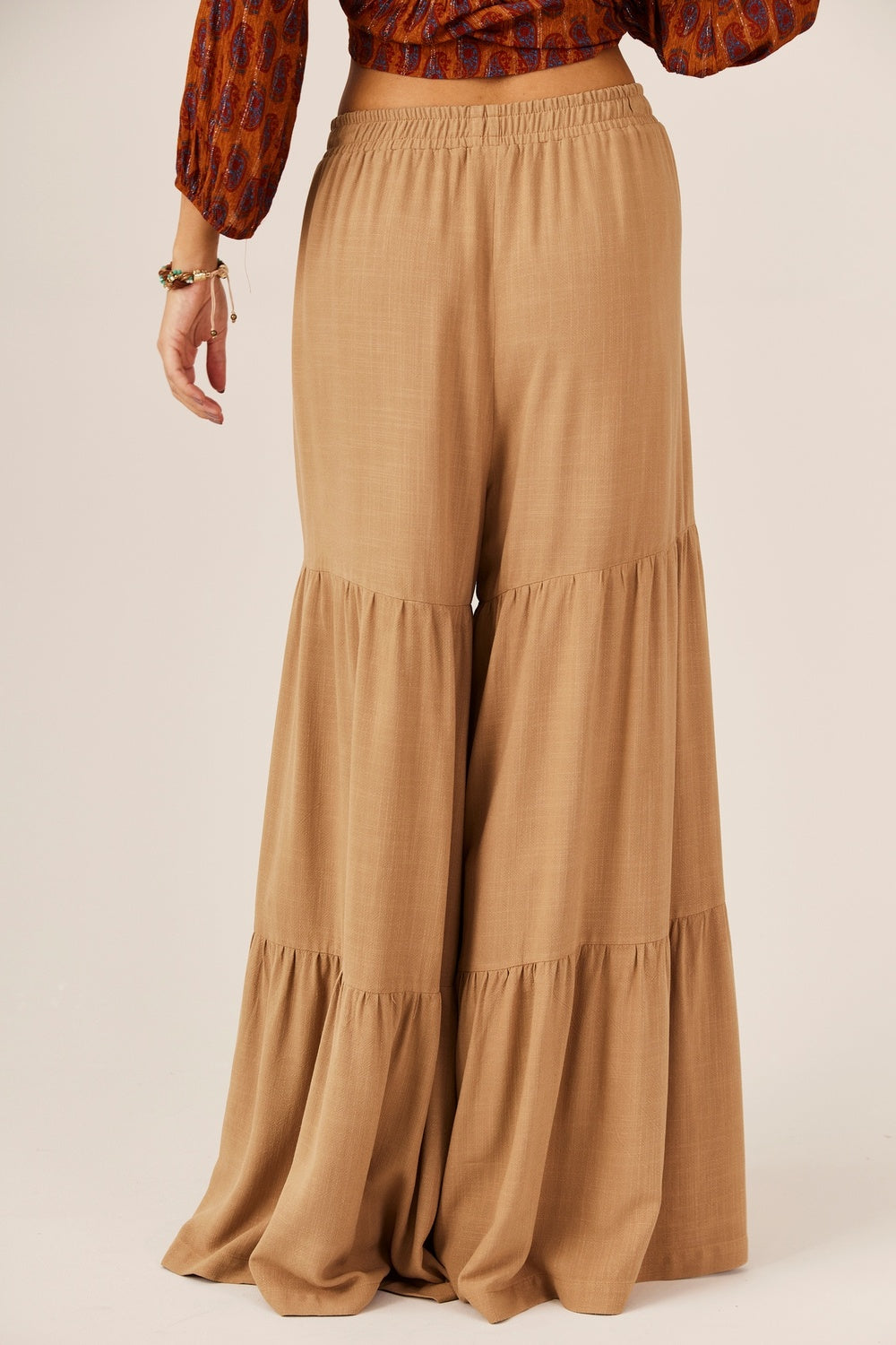 Calça Pantalona Com Franzidos Bege Escuro Yacamim H3