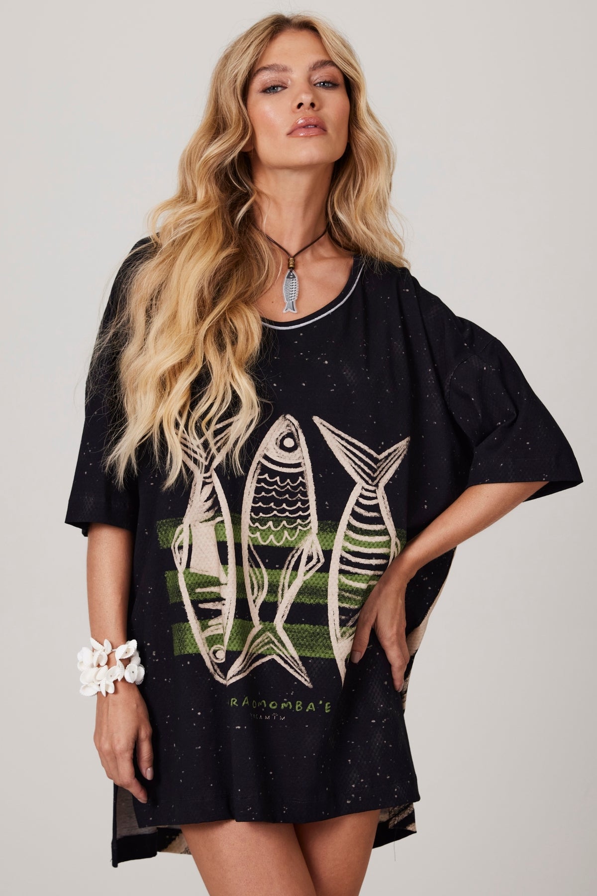 Black Extended T-Shirt "Pira Omomba''e Yacamim Q8 Collection"
