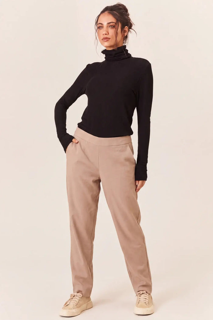 Calça Reta De Viscolinho Com Bolsos Marrom Claro Yacamim T6