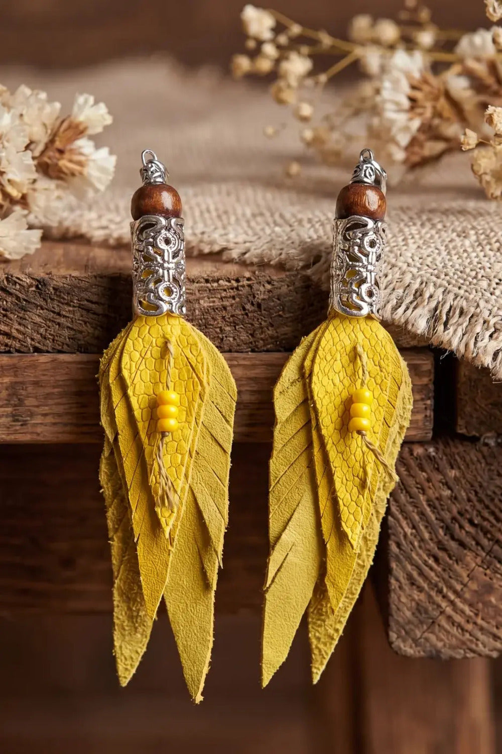 Brinco Artesanal De Couro Amarelo Com Metal Trabalhado Yacamim #1110