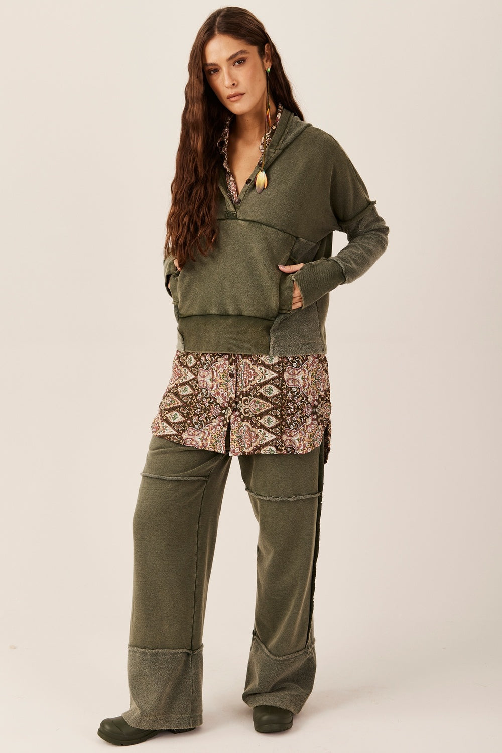 Calça De Moletom Com Recortes E Bolsos Verde Yacamim T2