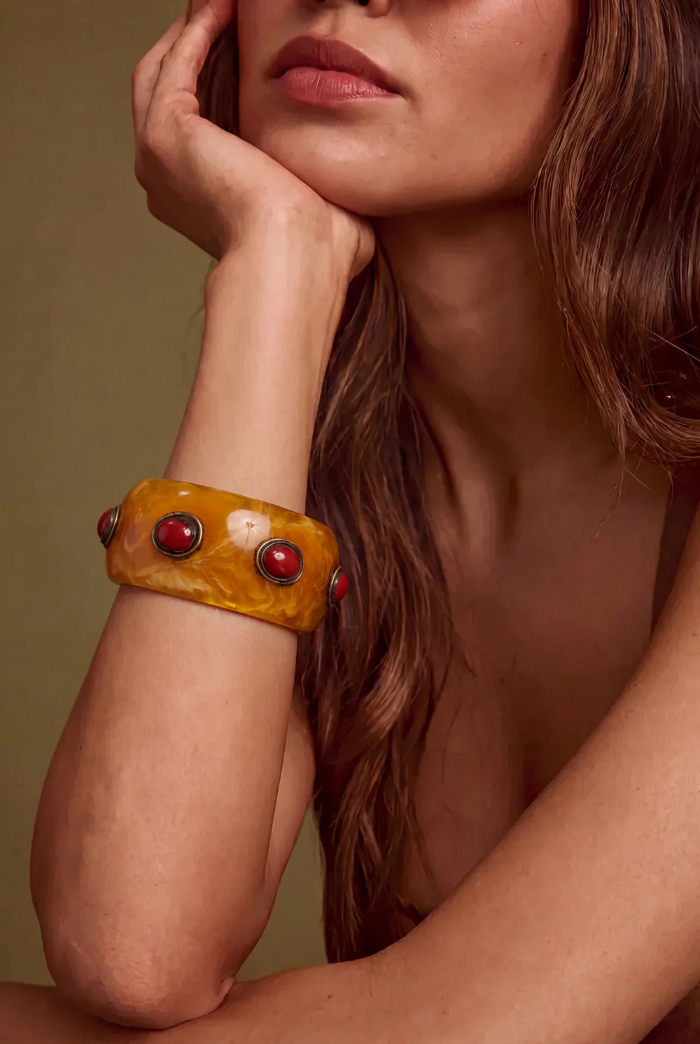 Pulseira Bracelete De Resina Mostarda Com Pedras Vermelhas Yacamim #1140