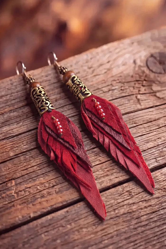 Brinco Artesanal De Couro Vermelho Com Metal Trabalhado Yacamim #155